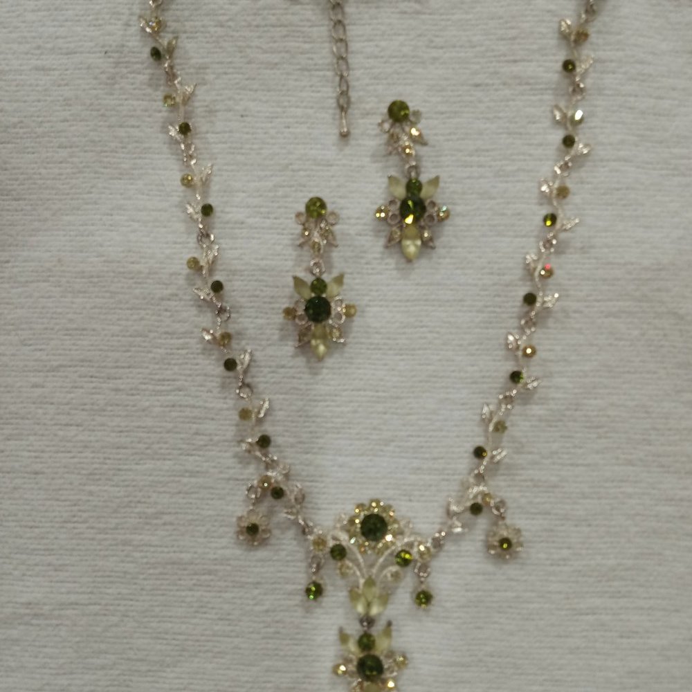 Ladies Silver/Green Stones Costume Jewelry - Necklace w/Matching Pierced Earings